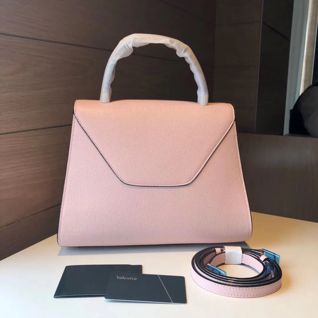 In stock👉Original medium size cherry blossom pink👉Valextra Valextra Iside, known as Italian Hermès, is one of Valextra's most representative designs. There is no obvious logo, but the simple collective line design is very recognizable, full of architectural art, and shows a capable and intellectual style. It is made of imported palm-print lining cowhide, with up to five stitches of handwork, and the shiny oil edges test the skill of the craftsman. Medium size: 26cm